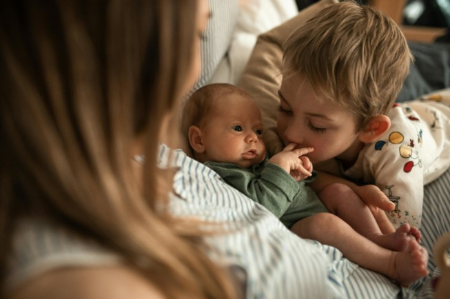 13 Symbolic Meanings of Dreaming of Brothers