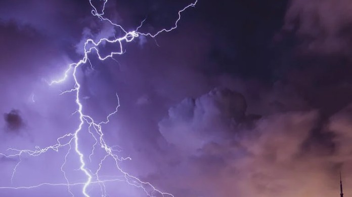 10 symbolic meanings of dreaming of lightning