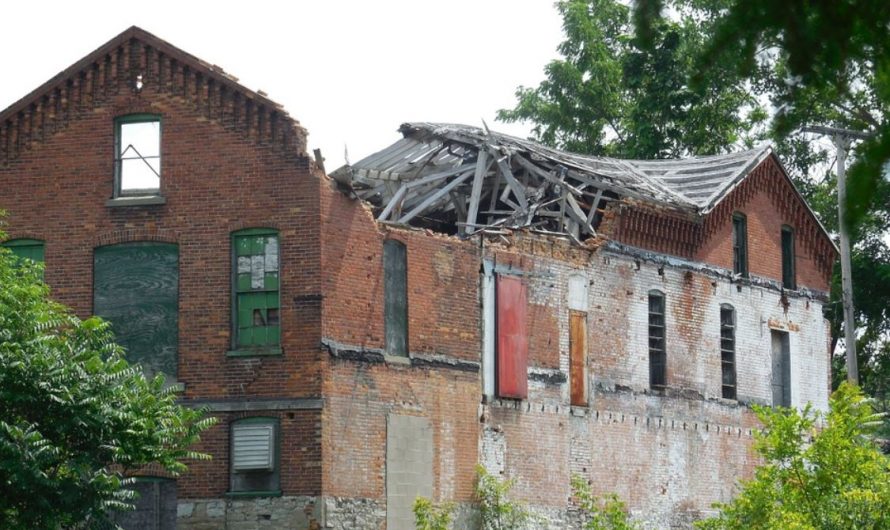 10 Spiritual Meanings of Dreaming of a Roof Collapse