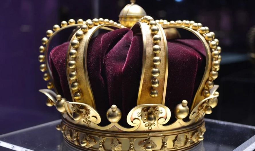 9 Spiritual Meanings of Dreaming of the Crown