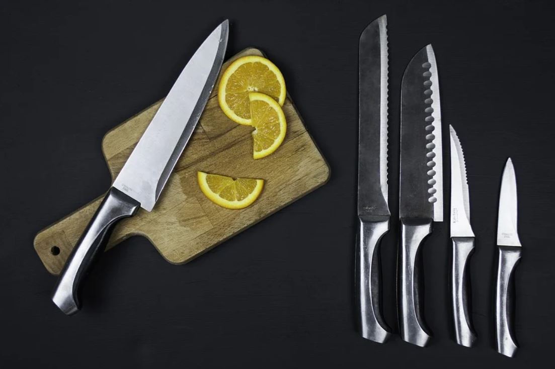 dreaming of knives