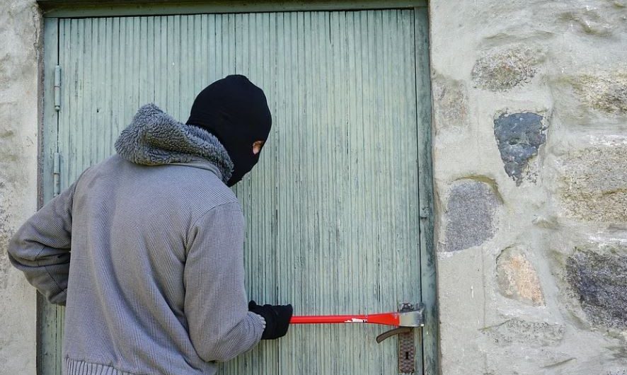 13 symbolic meanings of dreaming of breaking into a house