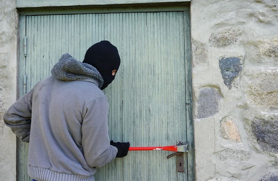 dreaming of breaking into a house