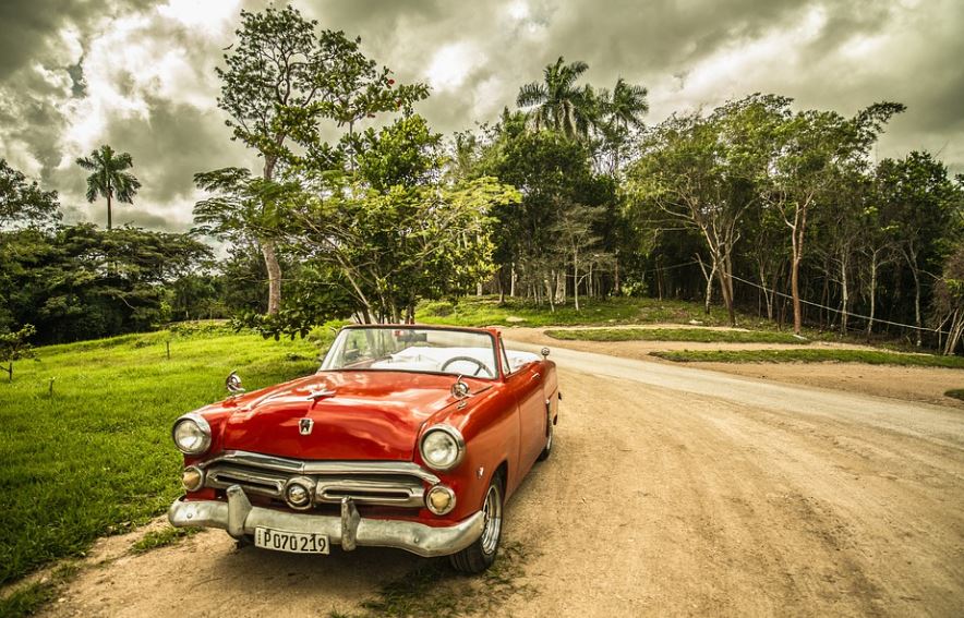 13 symbolic meanings of dreaming of a red car