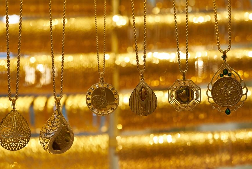 13 symbolic meanings of dreaming of gold necklace