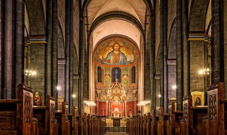 16 Symbolic Meanings of Dreaming of a Pastor