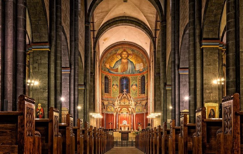 16 Symbolic Meanings of Dreaming of a Pastor