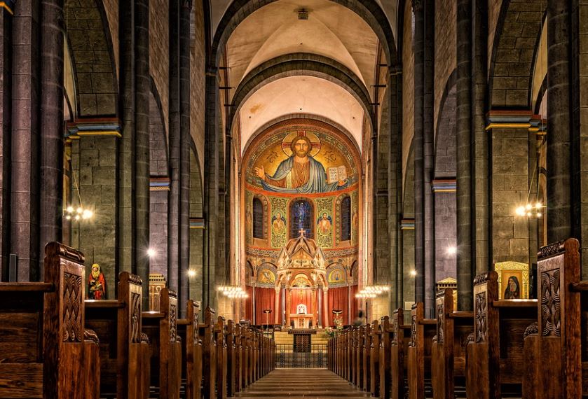 16 Symbolic Meanings of Dreaming of a Pastor