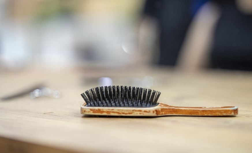 13 symbolic meanings of dreaming of a comb