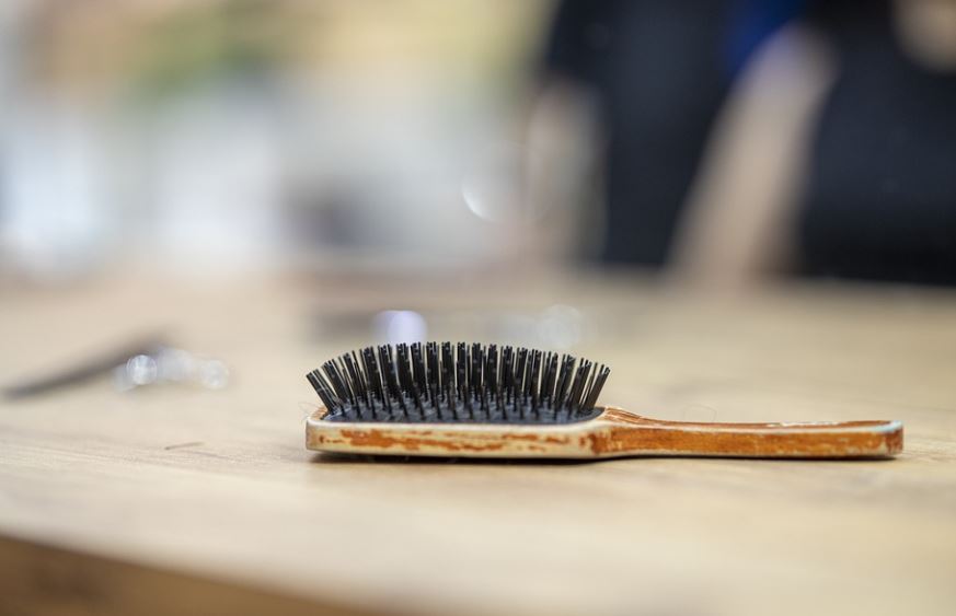 13 symbolic meanings of dreaming of a comb
