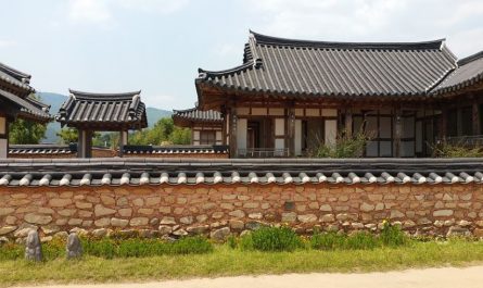 12 symbolic meanings of dreaming of walls