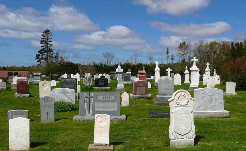 15 symbolic meanings of dreaming of graves