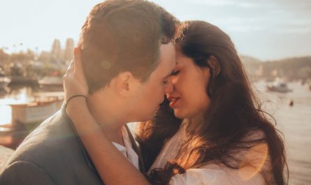 dreaming of kissing strangers