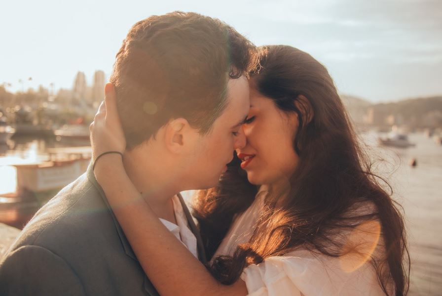 dreaming of kissing strangers