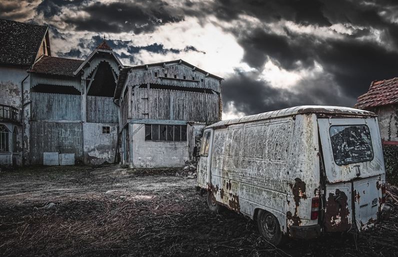 8 Symbolic Meanings of Dreaming of Horror Movies