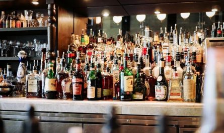 6 symbolic meanings of dreaming of drinking with celebrities