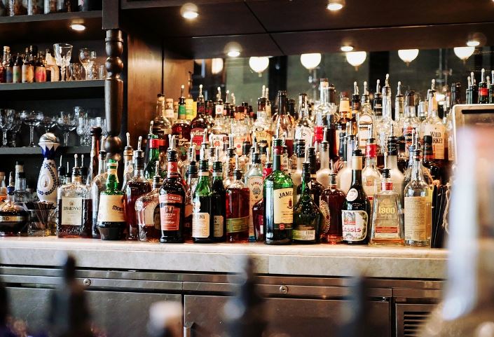 6 symbolic meanings of dreaming of drinking with celebrities