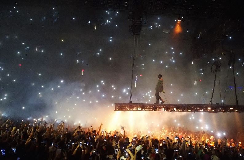 5 symbolic meanings of dreaming of sleeping with idols or celebrities