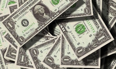 6 symbolic meanings of dreaming of celebrities giving money