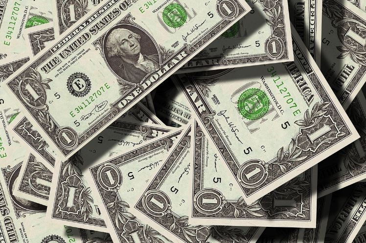 6 symbolic meanings of dreaming of celebrities giving money