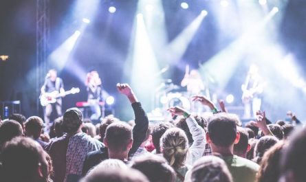 7 Symbolic Meanings of Dreaming of Talking to Celebrities