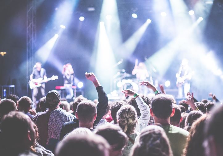 7 Symbolic Meanings of Dreaming of Talking to Celebrities