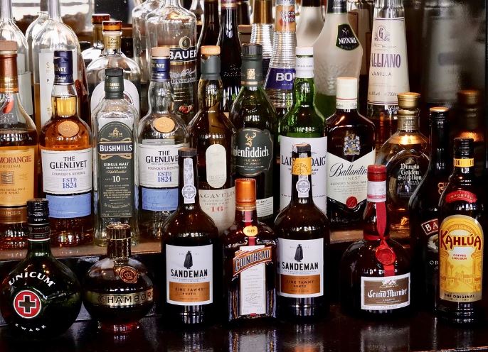 8 symbolic meanings of dreaming of Liquor