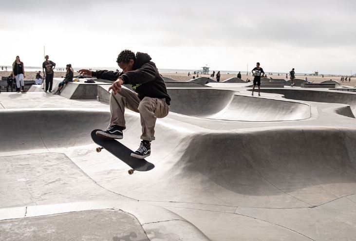 7 Symbolic Meanings of Dreaming of Skating