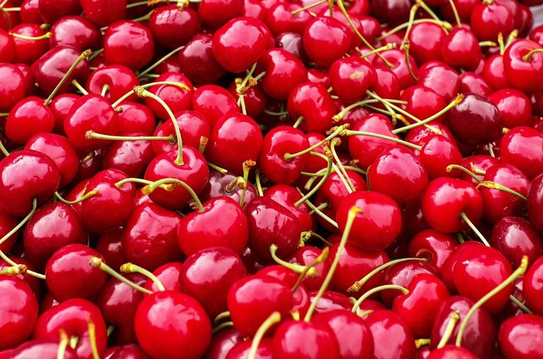 8 symbolic meanings of dreaming of cherries