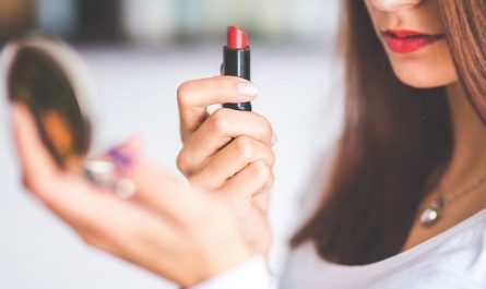 6 symbolic meanings of dreaming of painting your lips