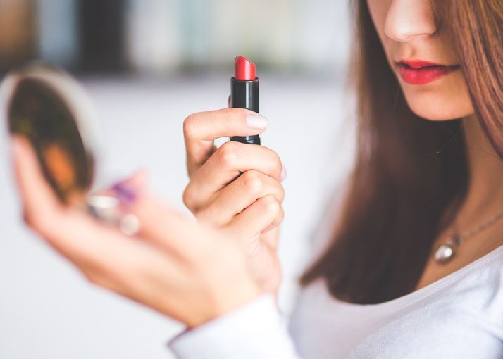 6 symbolic meanings of dreaming of painting your lips