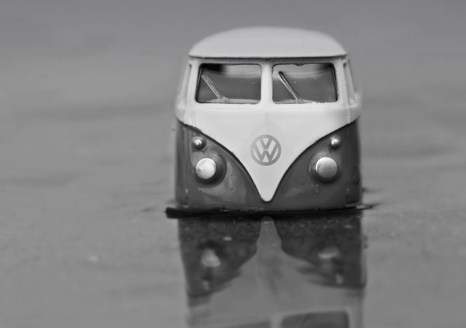 6 symbolic meanings of dreaming of a bus falling into water