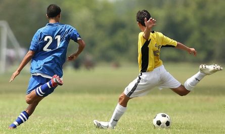 7 symbolic meanings of dreaming about football players