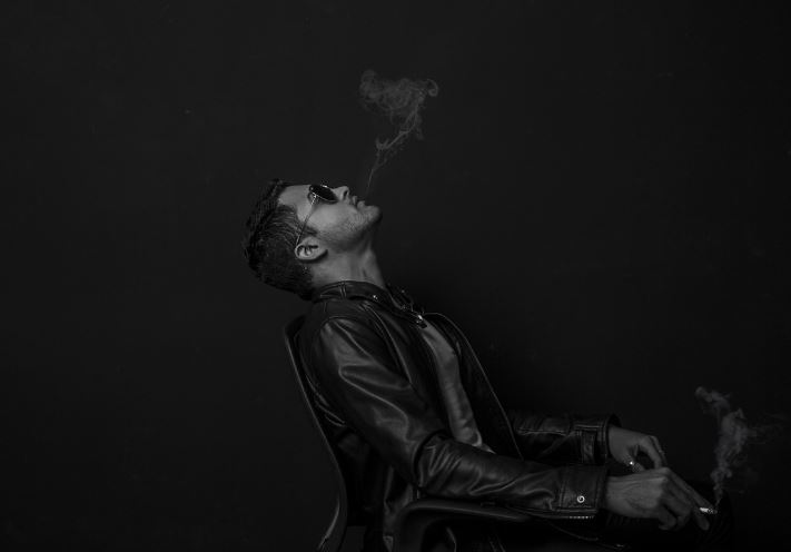 6 symbolic meanings of dreaming of friends smoking
