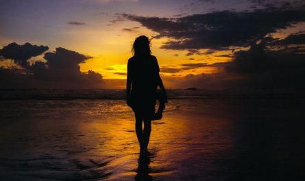 6 symbolic meanings of dreaming of walking on water