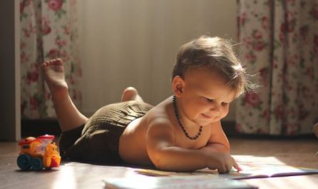 6 symbolic meanings of dreaming of a baby falling