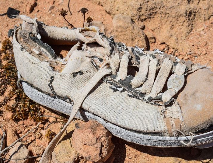 6 symbolic meanings of dreaming of old shoes