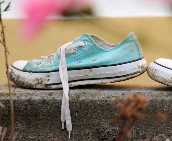 6 symbolic meanings of dreaming of dirty shoes