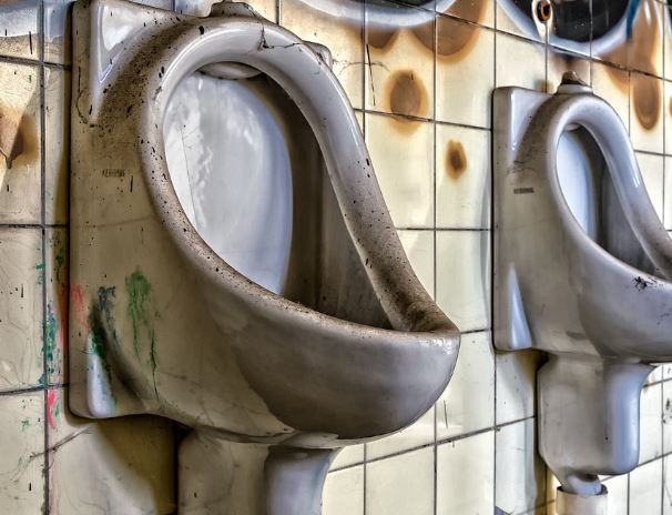 5 symbolic meanings of dreaming of dirty toilets