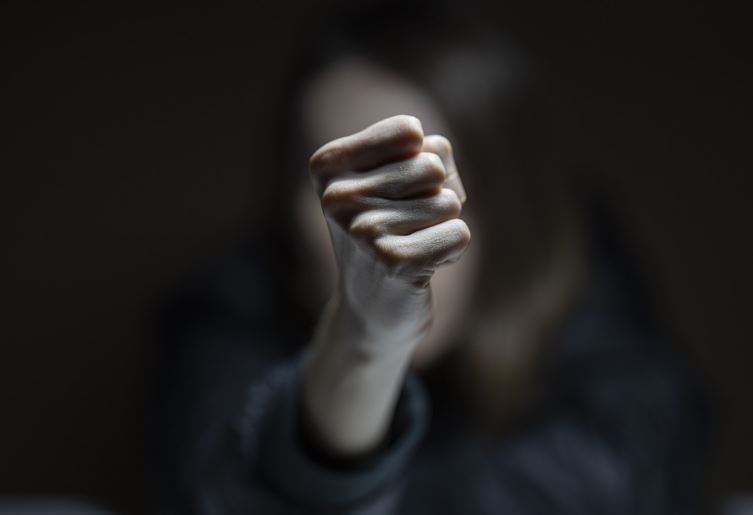 4 symbolic meanings of dreaming about hitting a friend