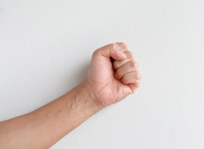 4 symbolic meanings of dreaming about being beaten by a friend