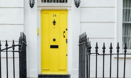 5 symbolic meanings of dreaming of knocking on the front door