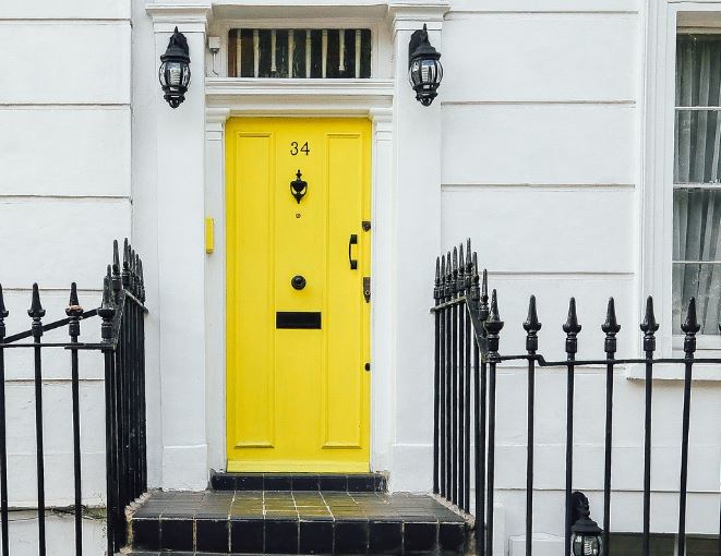 5 symbolic meanings of dreaming of knocking on the front door