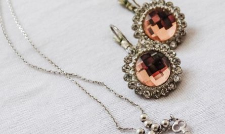 5 symbolic meanings of dreaming of jewelry necklaces