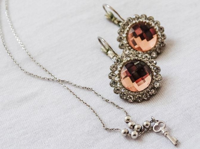 5 symbolic meanings of dreaming of jewelry necklaces