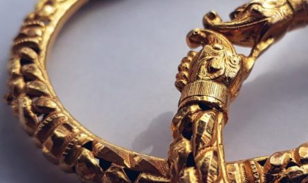 5 symbolic meanings of dreaming about Losing a gold bracelet
