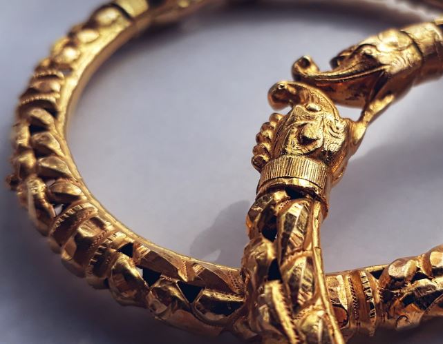 5 symbolic meanings of dreaming about Losing a gold bracelet