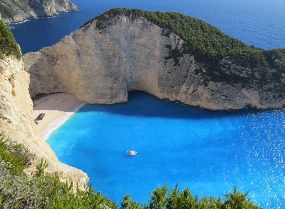 5 symbolic meanings of Dream about blue sea water