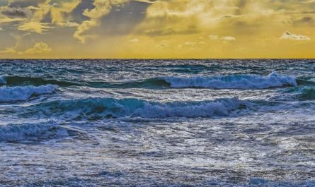 5 symbolic meanings of Dream about jumping into the sea