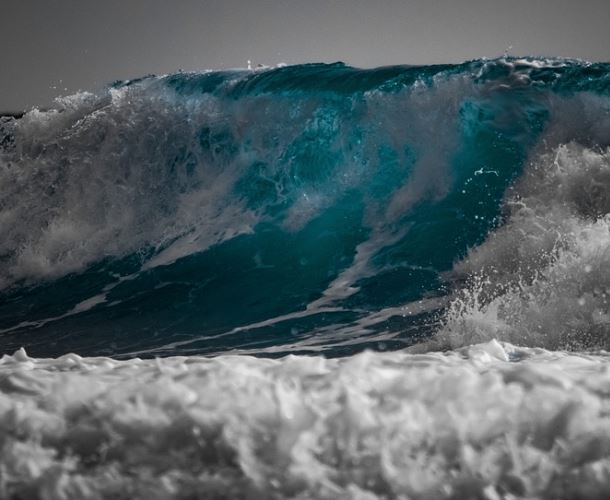 5 symbolic meanings of Dream about big waves